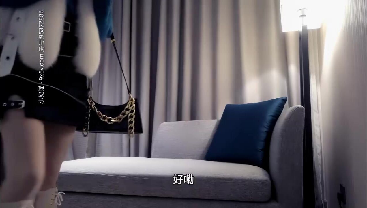 Cô gái xinh đẹp có giọng nói khàn quyến rũ